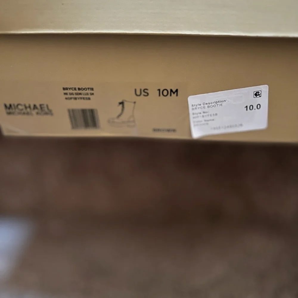 Michael Kors Size 10 Bryce Bootie Lace up New in box - Picture 5 of 5